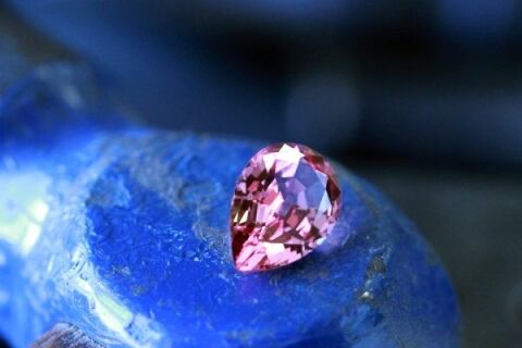 Mehenge_Garnet_460_13x8_9_macro2